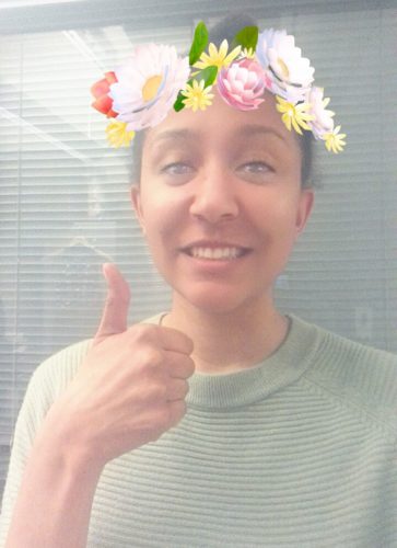 Tähän loppuun vielä kuva musta (joka muuten inhoaa laittaa omakuvia :D) näyttämässä teille tsemppipeukkua. You can do it!